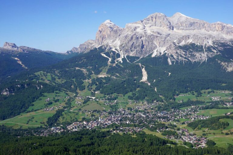 El Camineto a Briatore. Cortina teme la volgarità di un Crazy Pizza