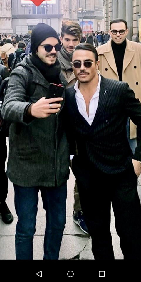 Salt Bae: selfie per l’apertura del ristorante a Milano