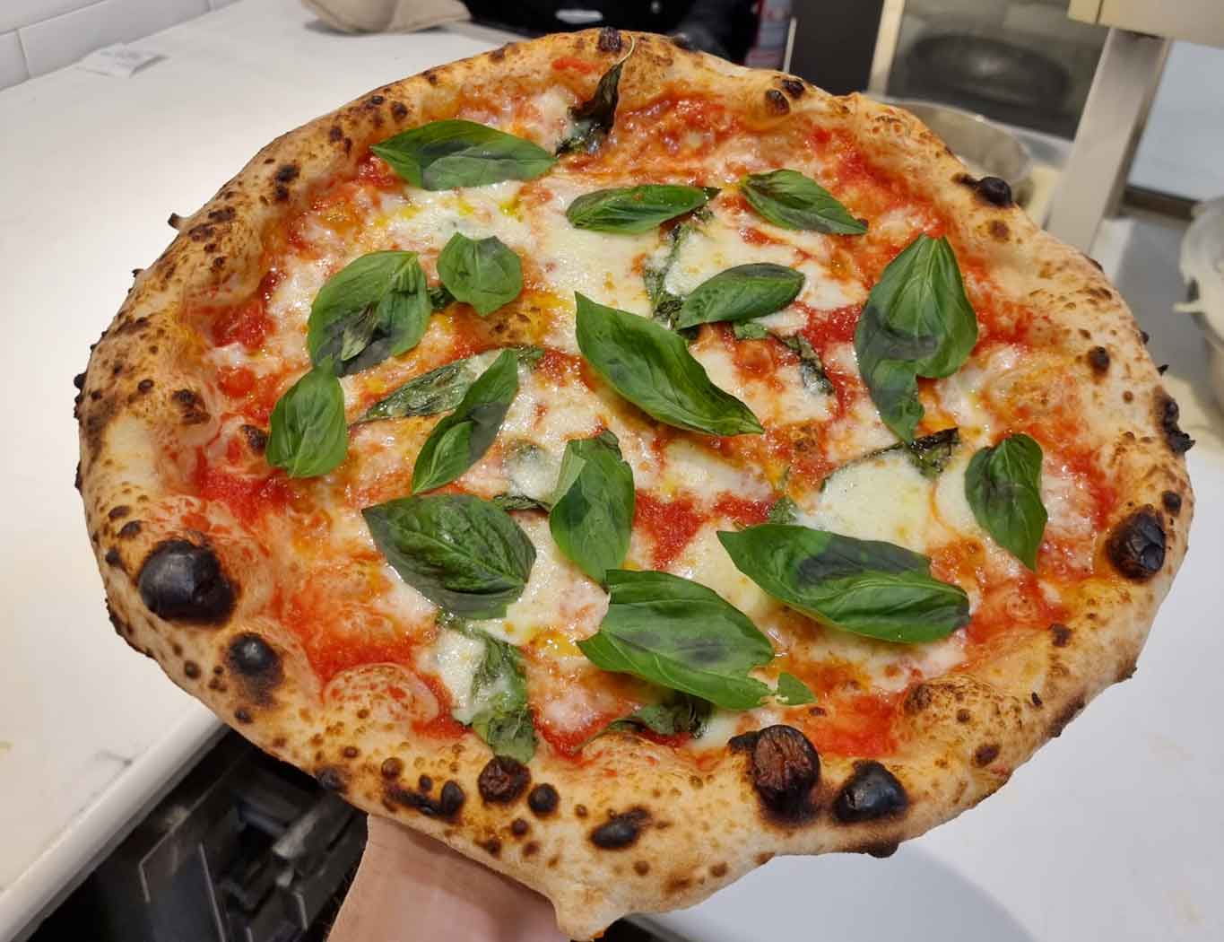 Pizza margherita tradizionale a 8 €, canotto a 6 €: Lioniello spiega i prezzi