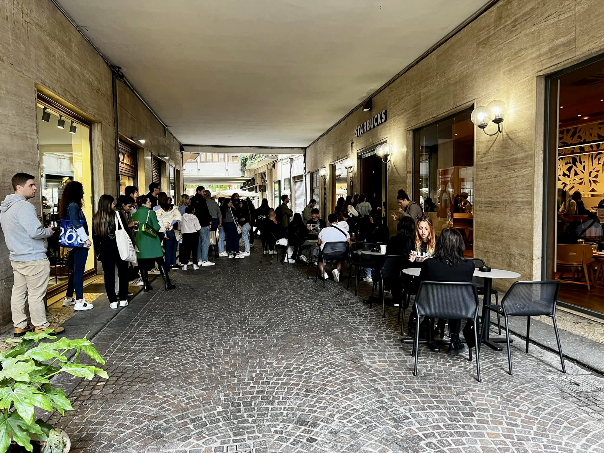 Starbucks: Verona in coda da giorni. Ma non era un flop?