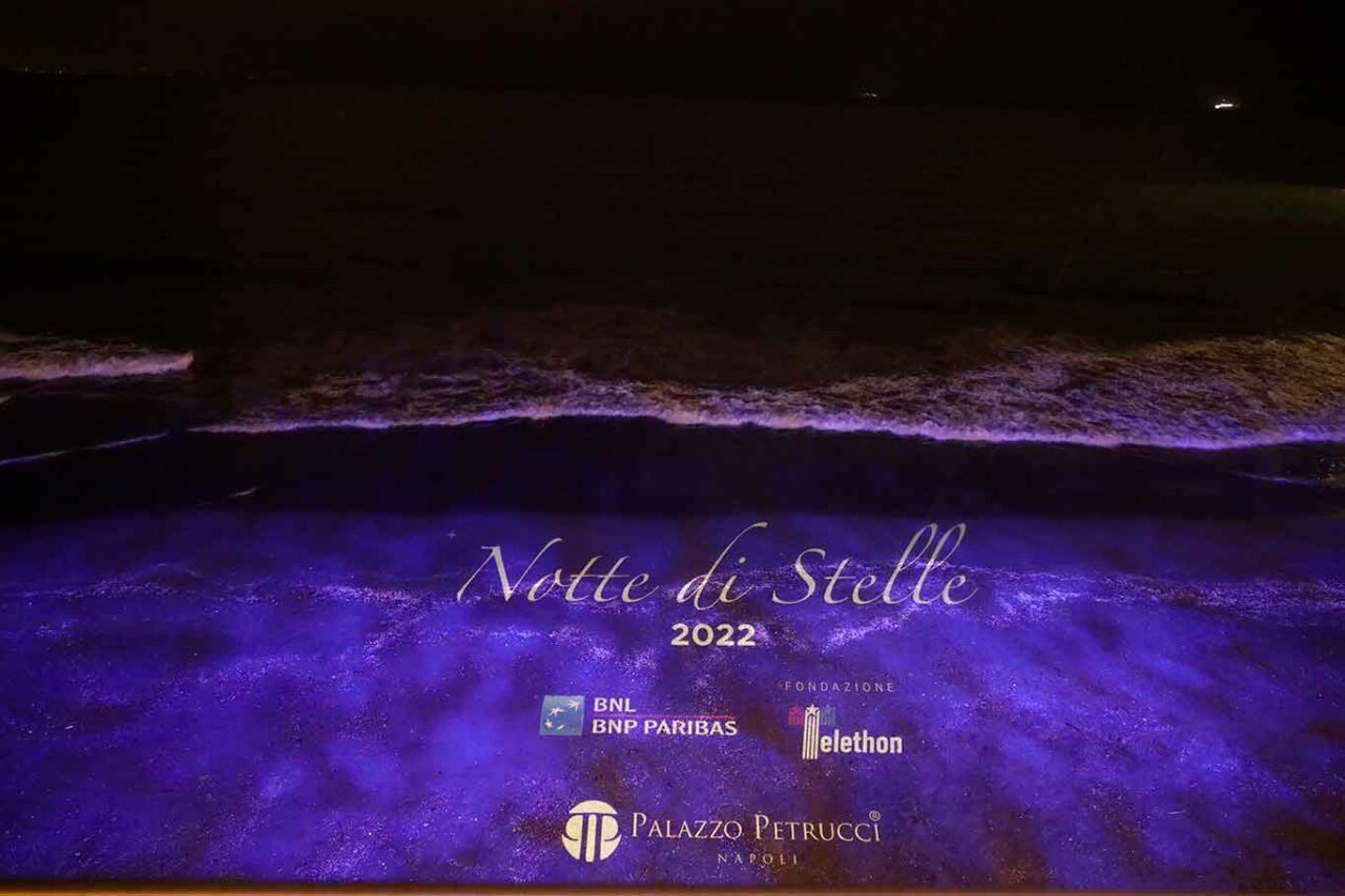 la spiaggia a Notte di Stelle 2022 a Palazzo Petrucci per Telethon