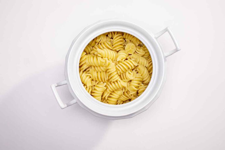 Pasta in bianco a 26 €: Milano ti spenna con acqua e parmigiano