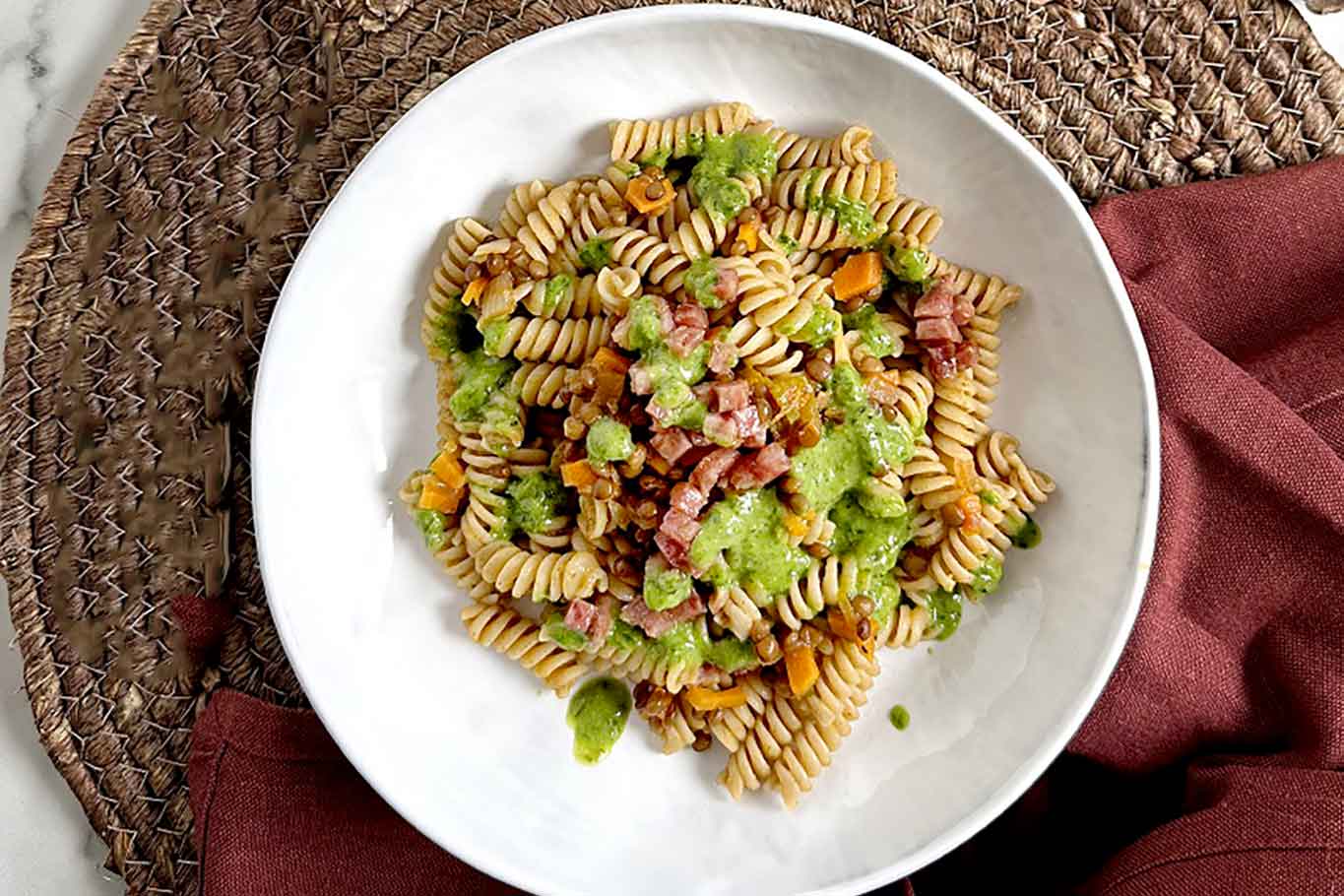 Pasta di farro bio con cotechino di recupero, lenticchie, salsa verde