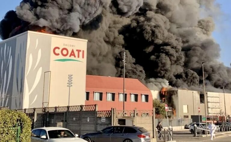 Incendio cancella il Salumificio Coati. Grave l’uomo precipitato