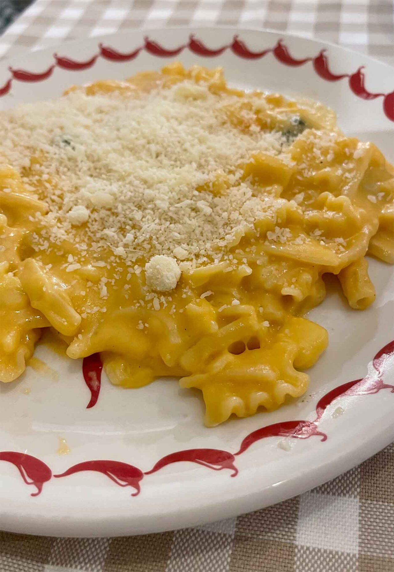 la pasta patate e provola alla Trattoria Tufò a Napoli 