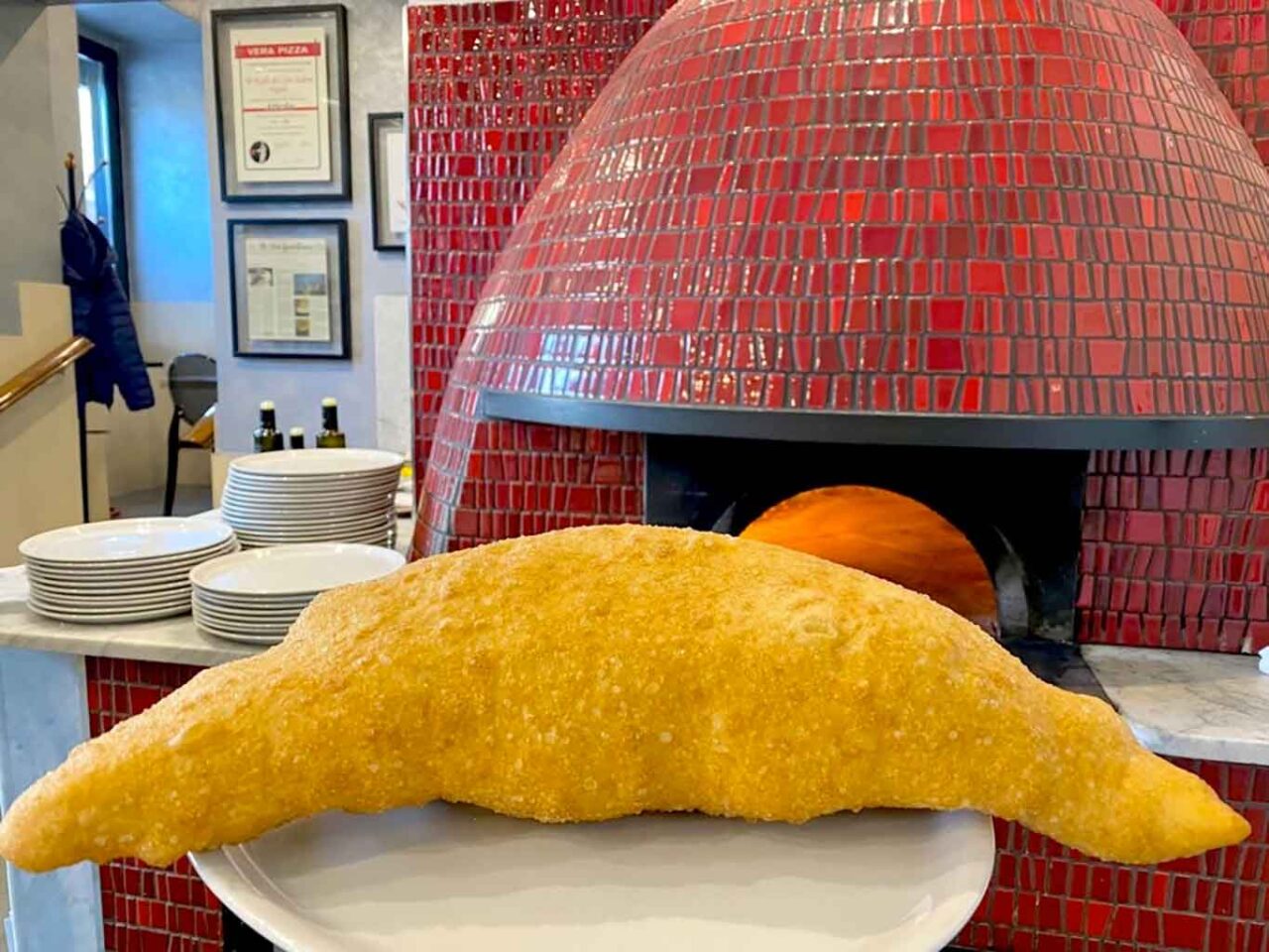 la pizza fritta della pizzeria 50 Kalò di Ciro Salvo in piazza Sannazaro a Napoli