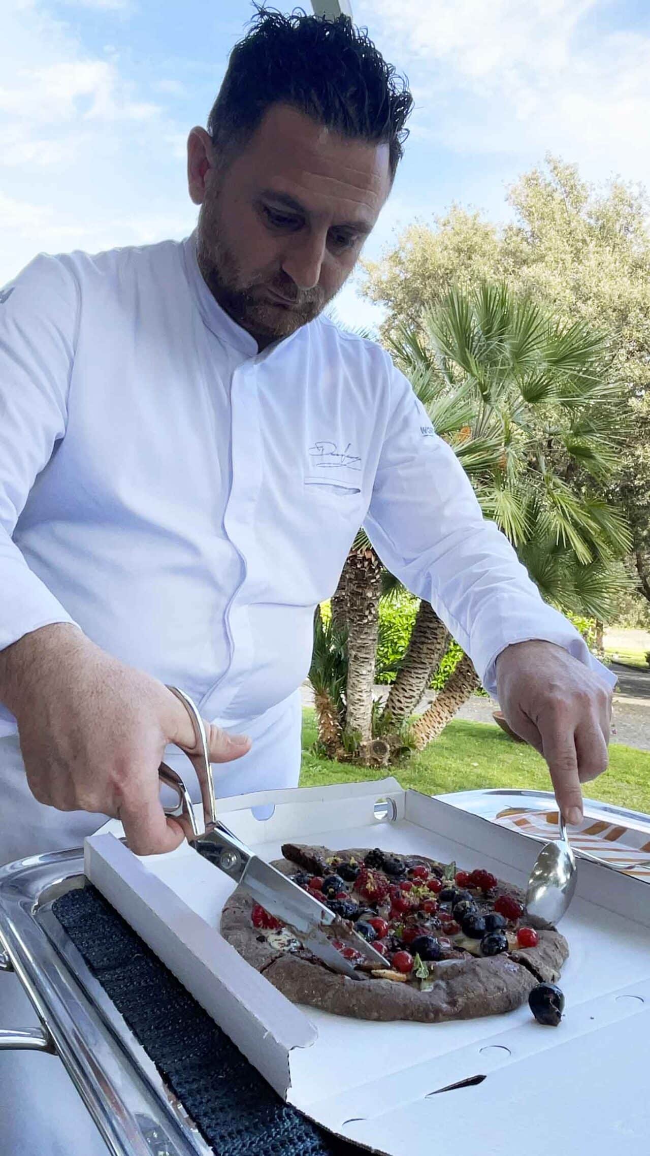 Domenico Iavarone taglia la pizza dolce al Jose Restaurant a Torre del Greco 