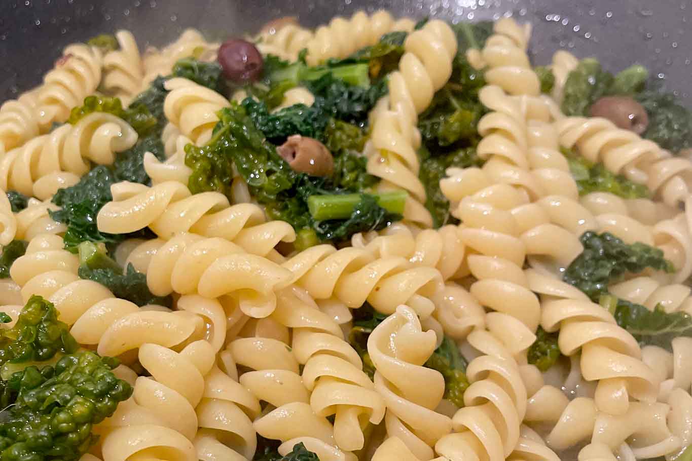 Fusilli con alici, olive taggiasche e cavolo nero