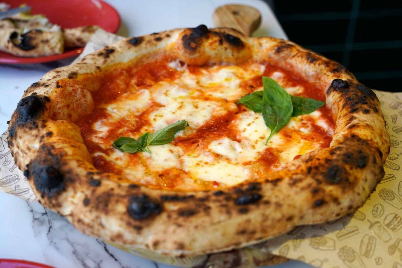 La pizza napoletana? Da Vincenzo Capuano, si taglia con le forbici!