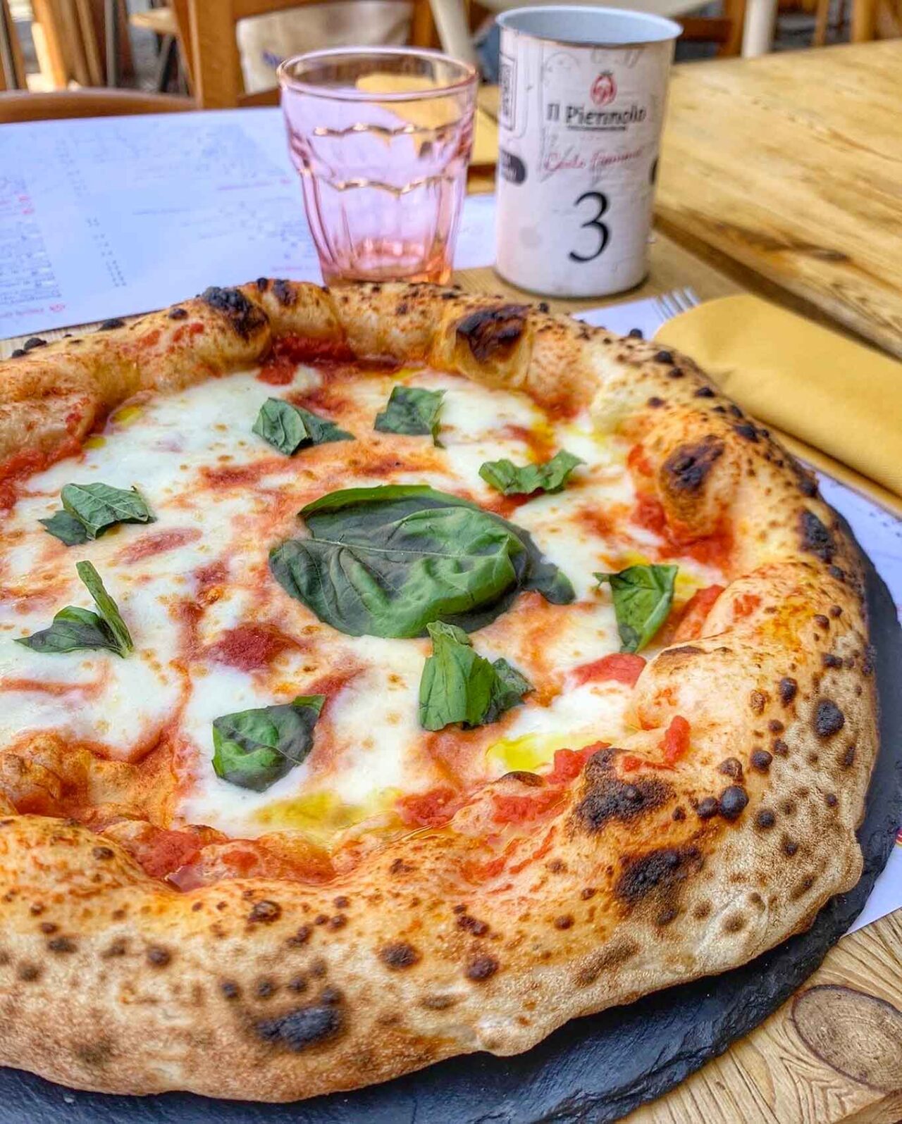 la pizza margherita alla pizzeria Il Piennolo a Cetara 