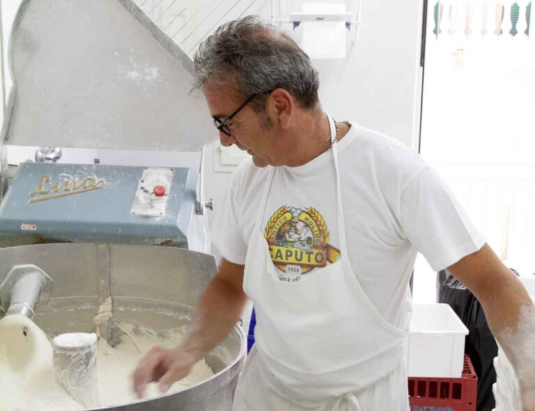 Addio a Emanuele Liguori, capo pizzaiolo della pizzeria Da Michele