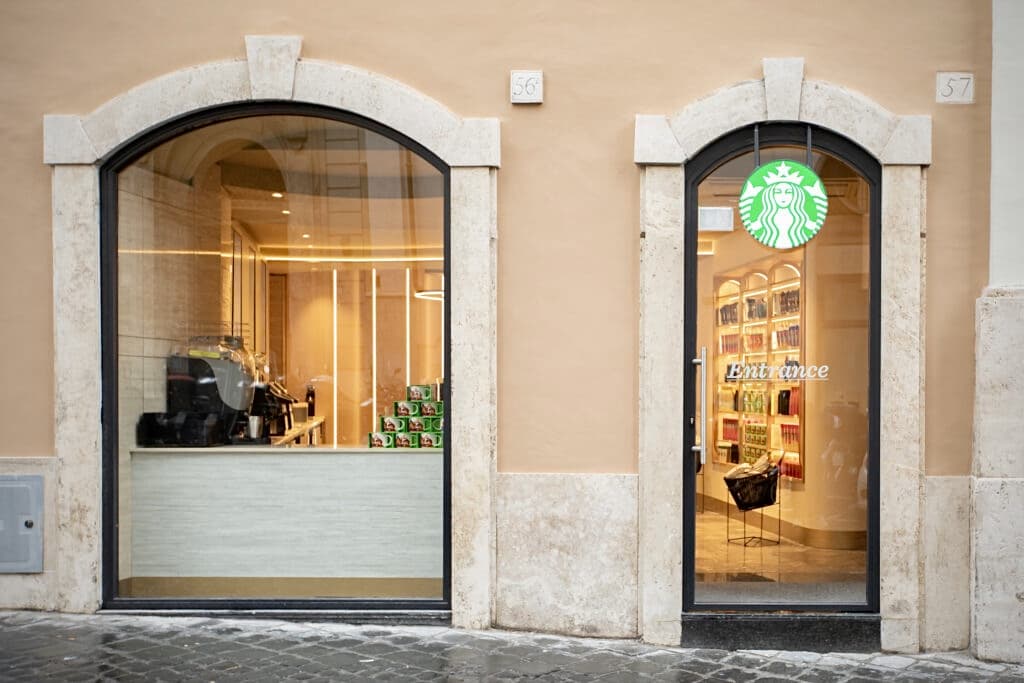 Starbucks a Roma in Piazza Montecitorio. Menu, prezzi, ambiente