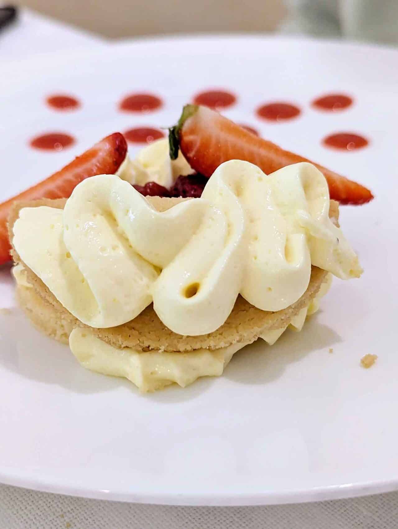 biscotto con mascarpone e fragole alla Trattoria Antichi Sapori a Gaione vicino Parma 