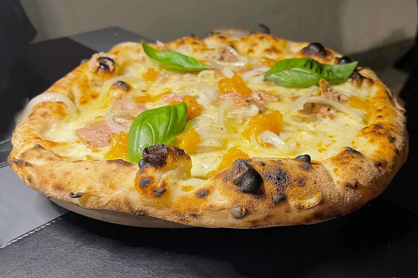 Tonno e cipolla, pizza perfetta di Davide Ruotolo a Napoli