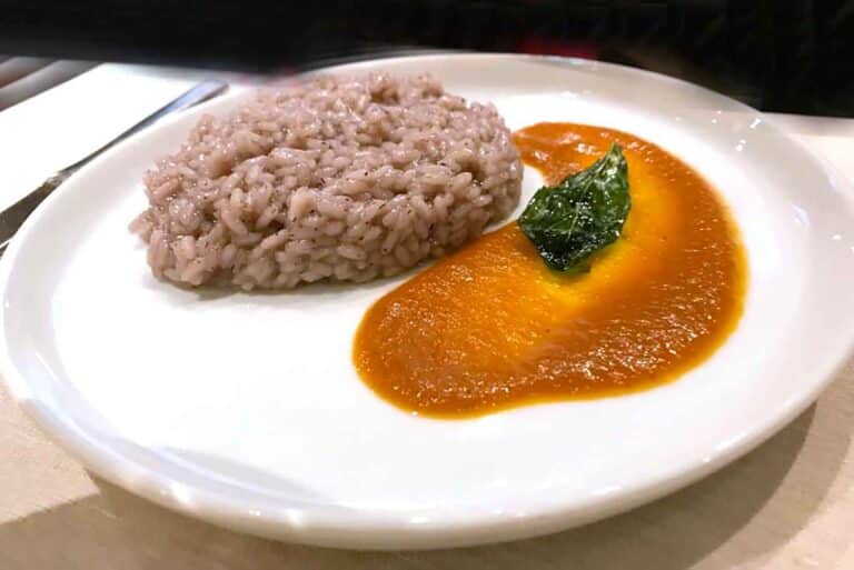 Riso rosa, la ricetta del risotto all&#8217;onda con pomodoro e vermouth