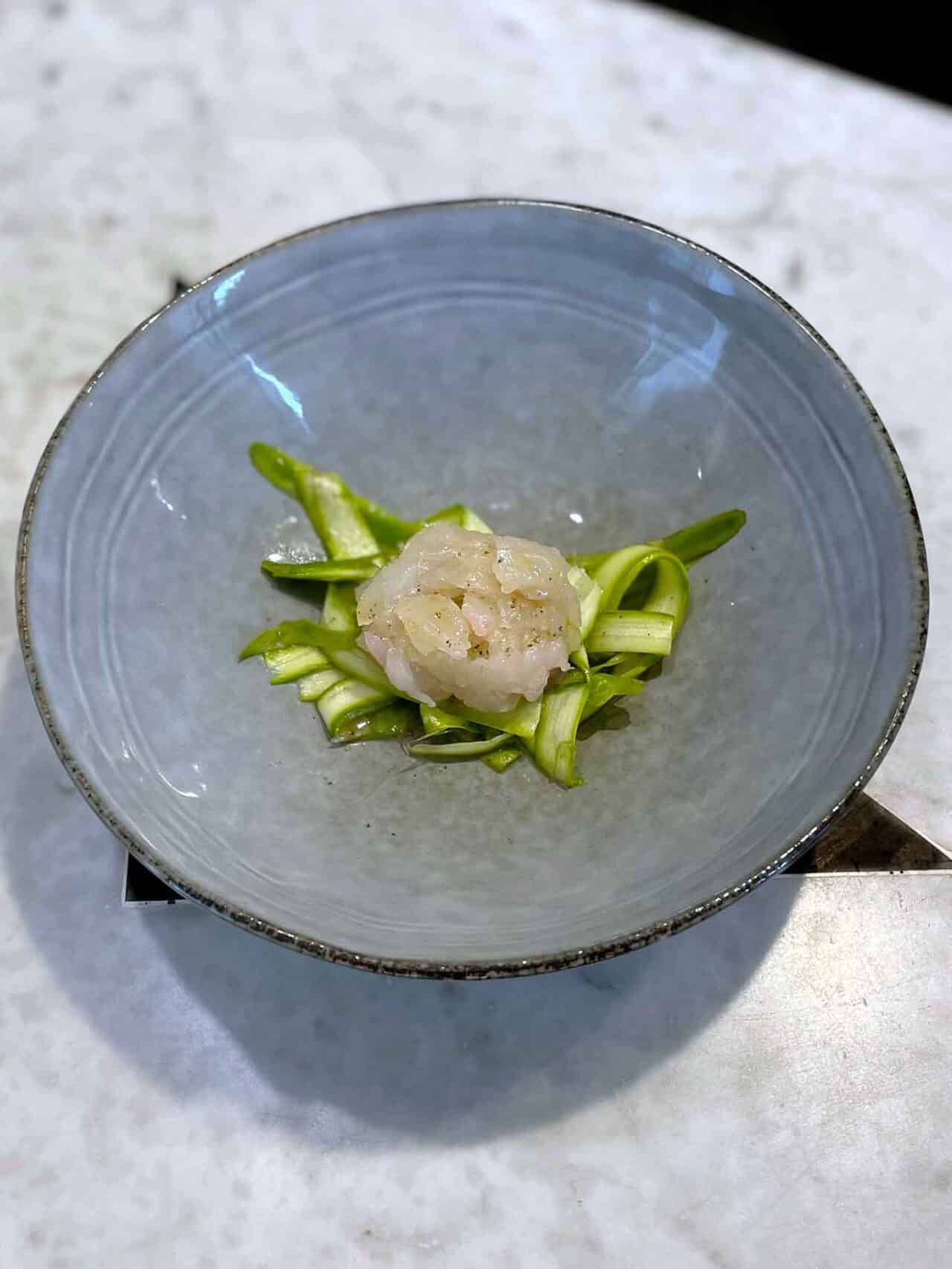 tartare di orata con insalata di asparagi croccanti