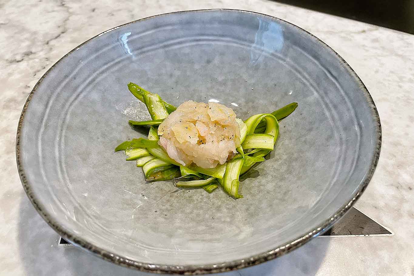 Tartare di orata, ricetta semplice con l’insalata di asparagi croccanti