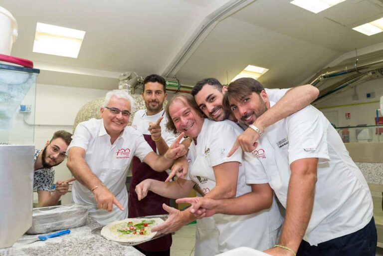 Le 13 pizzerie centenarie più antiche di Napoli: pizza e foto storiche