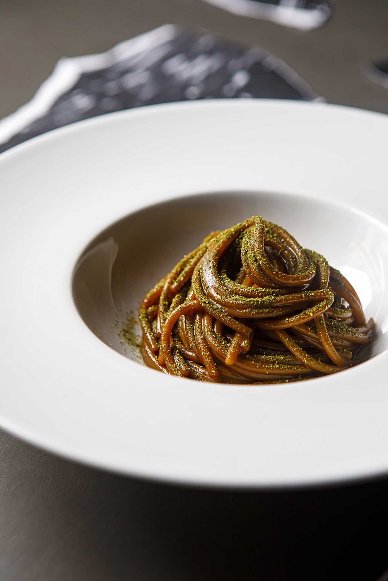 ristorante Acquasanta nel quartiere Testaccio a Roma: spaghettoni, fondo bruno vegetale, panna acida e salicornia