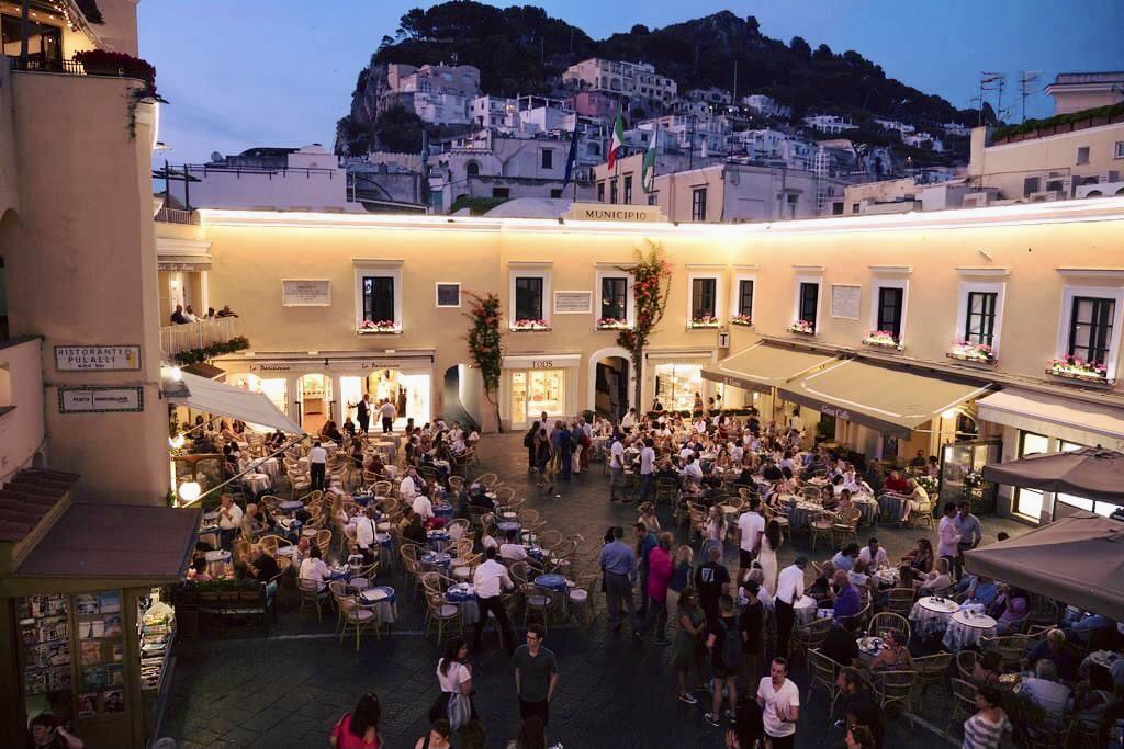 Capri e Positano: che prezzi. Mare a 105 € al giorno (caffè a 10)