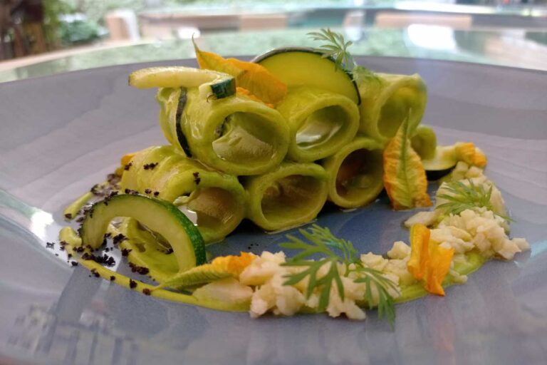 Granchio, la ricetta con paccheri di Gragnano e zucchine