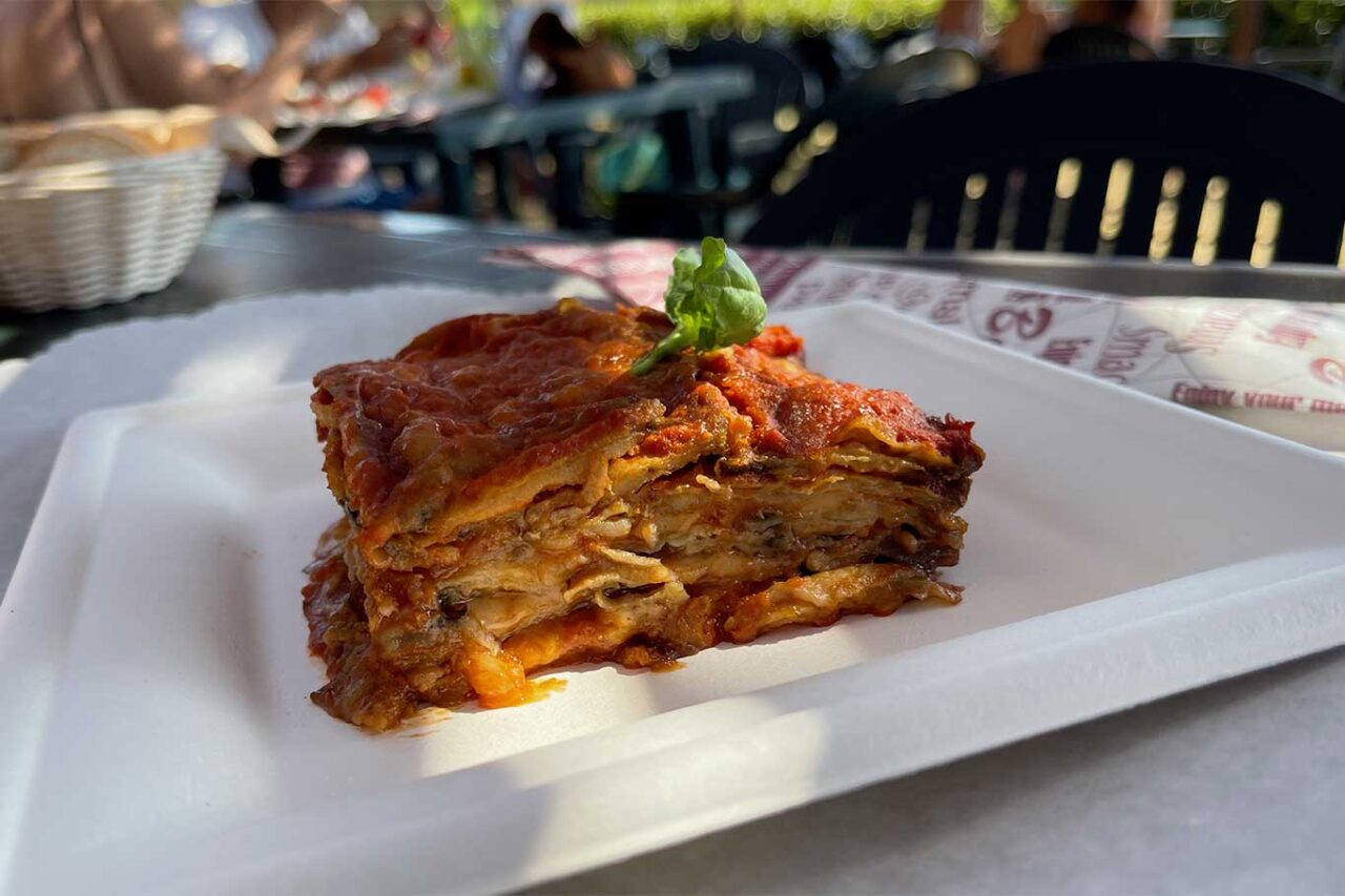 parmigiana di melanzane in spiaggia