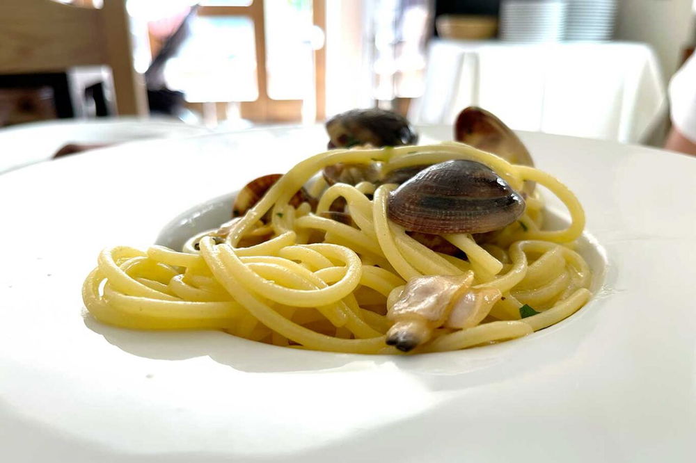 gli spaghetti a vongole del ristorante il Rosso e il Mare di Acciaroli