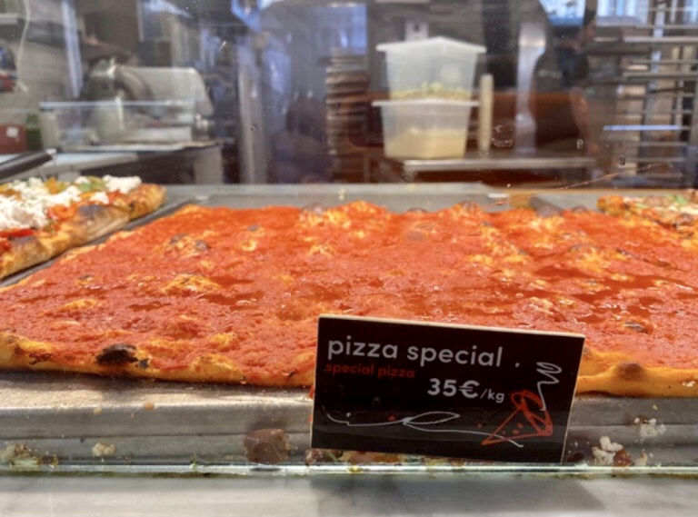 Pizza rossa al Mercato Centrale: costa 35 € al kg. Siete indignati?