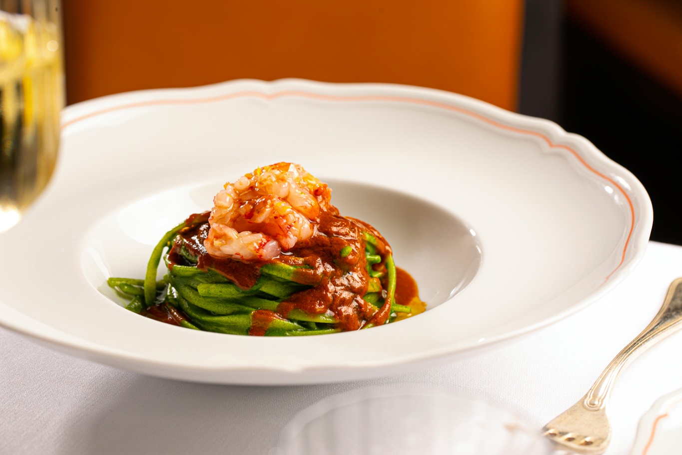 La ricetta delle linguine al prezzemolo con tartare di gamberi