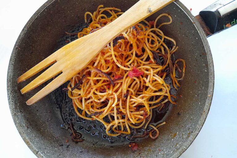 Spaghetti all&#8217;Assassina, la vera ricetta è senza risottatura