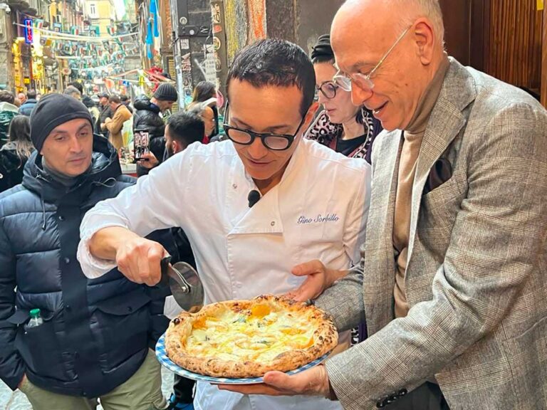 Pizza all&#8217;ananas, condanni Sorbillo e mangi la würstel e patatine 