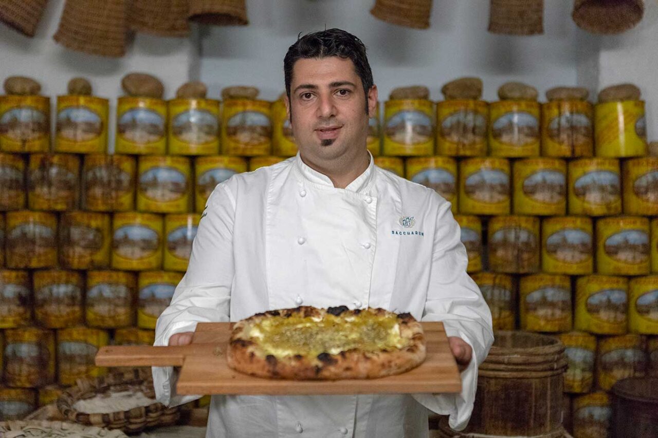 Gioacchino Gargano con lo sfincione bagherese. Foto di Benedetto Tarantino