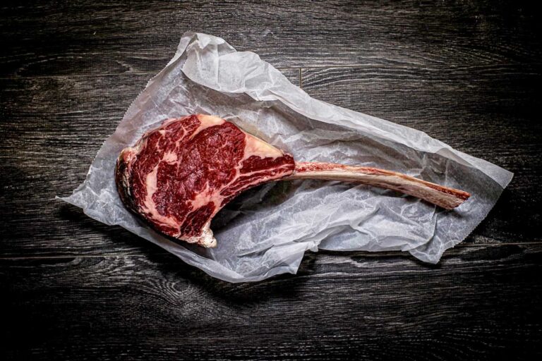 Bistecca tomahawk: guida per gustare la bistecca brontosauro 