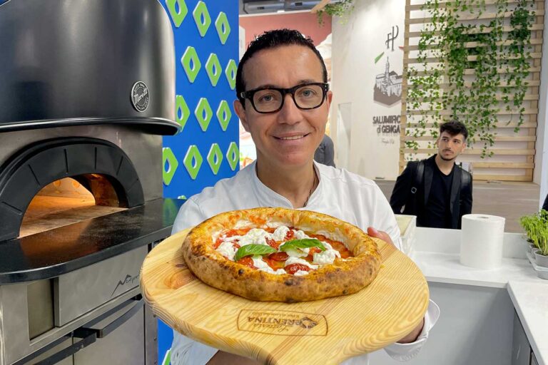 Gino Sorbillo apre la Casa della Pizza a Napoli con margherite e ananas