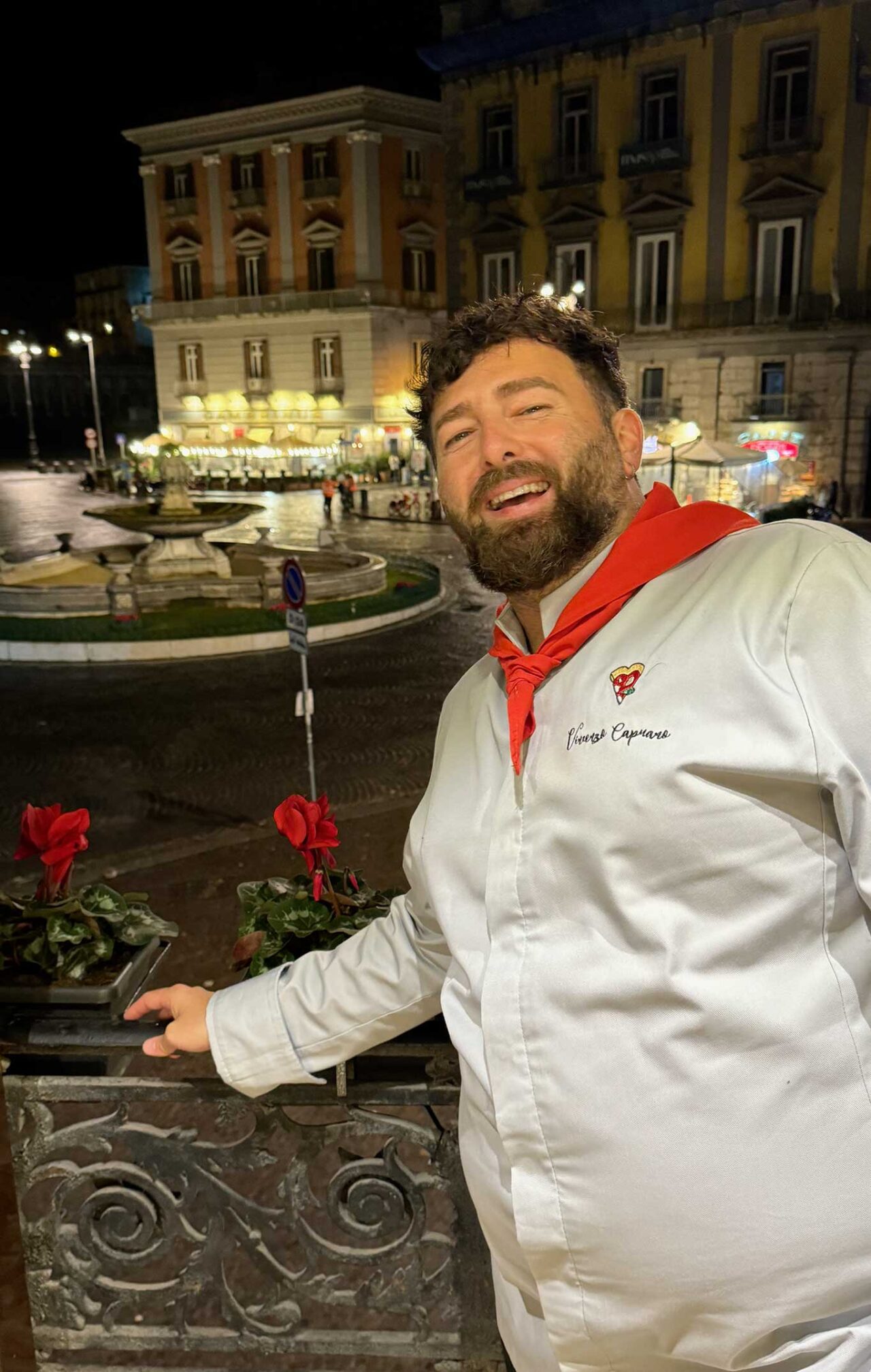 Vincenzo Capuano alla finestra della nuova pizzeria a piazza Trieste e Trento a Napoli