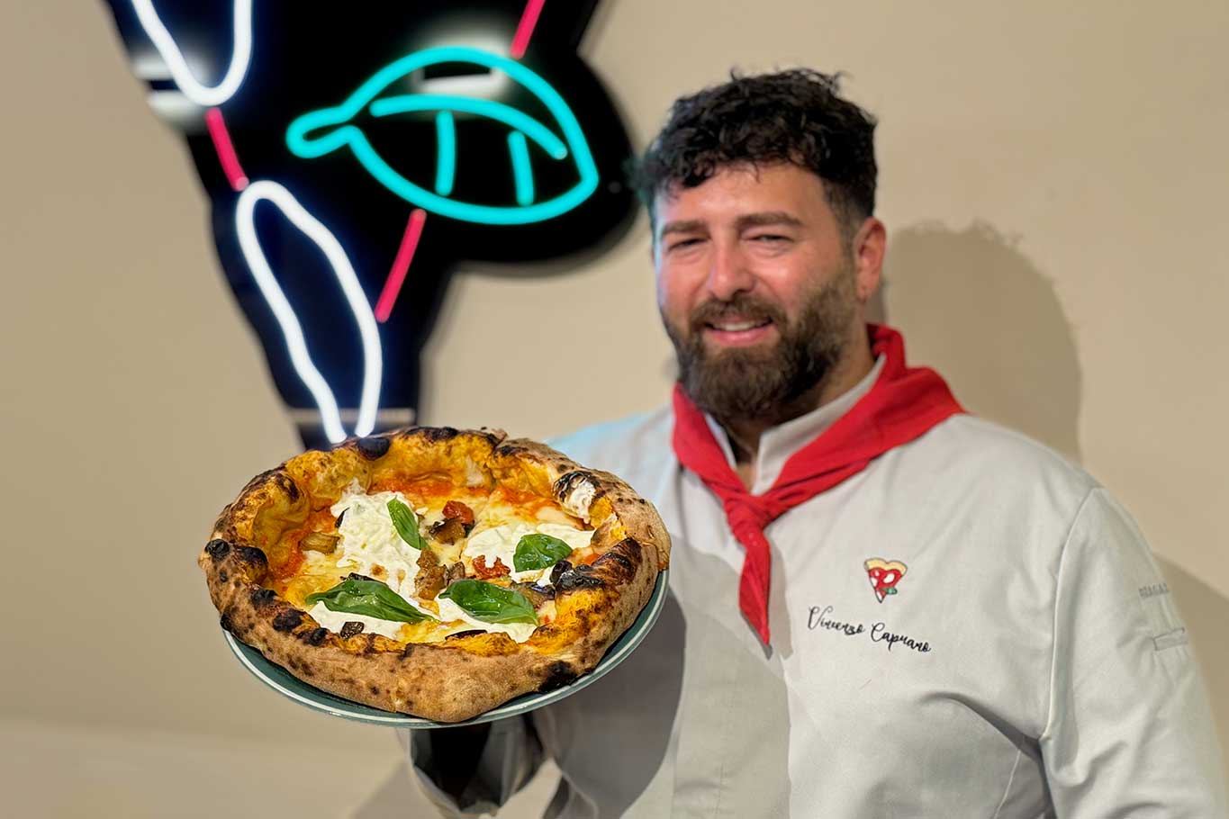 Vincenzo Capuano apre la nuova pizzeria a Piazza Trieste e Trento