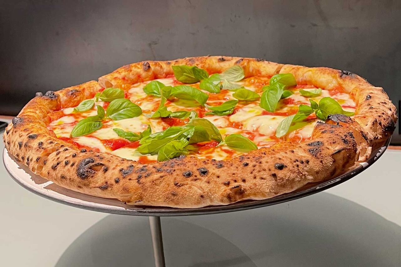 la pizza margherita della pizzeria Confine a Milano