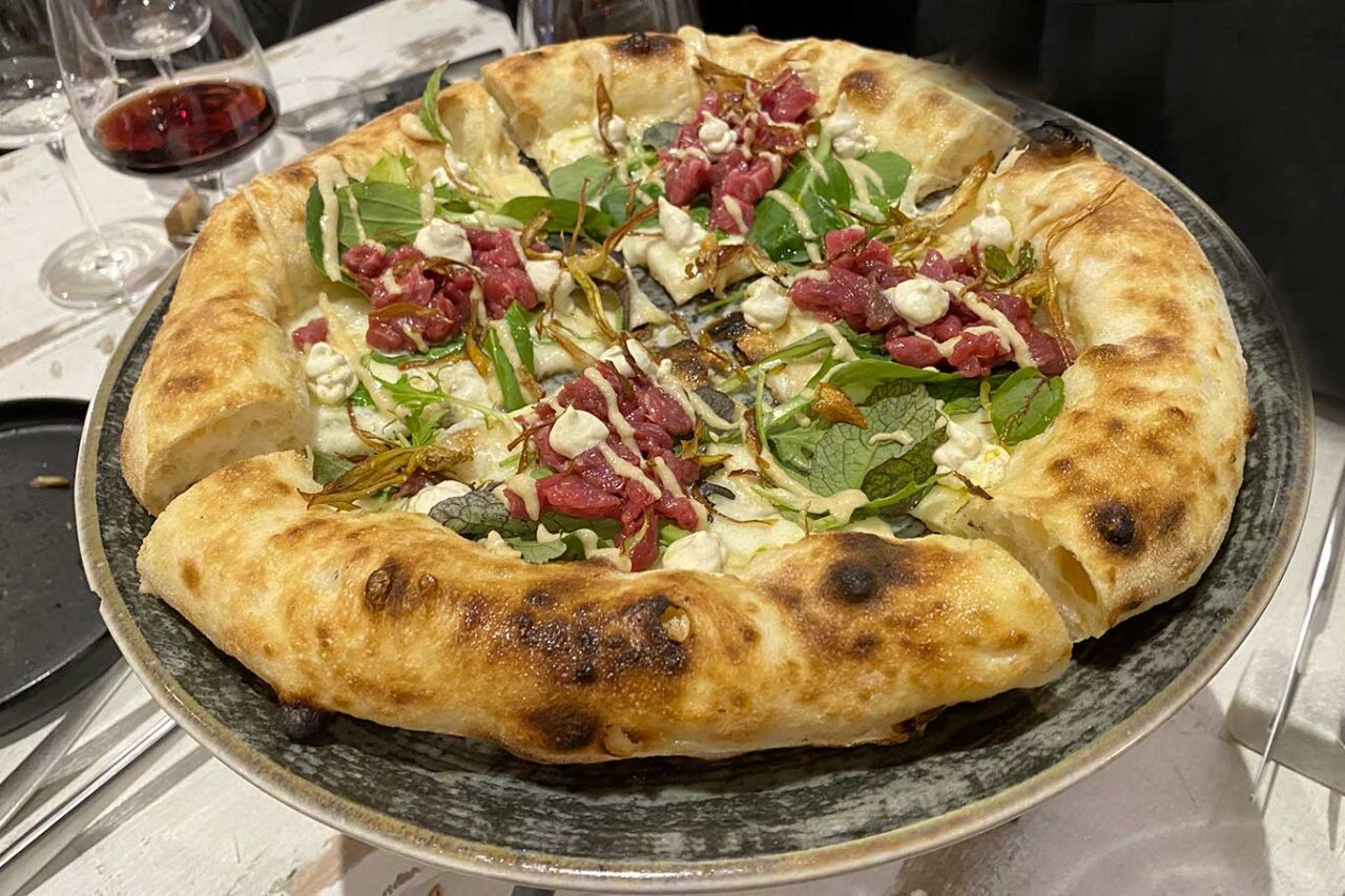 la pizza con la tartare di manzo della pizzeria Al 384 a Roma 