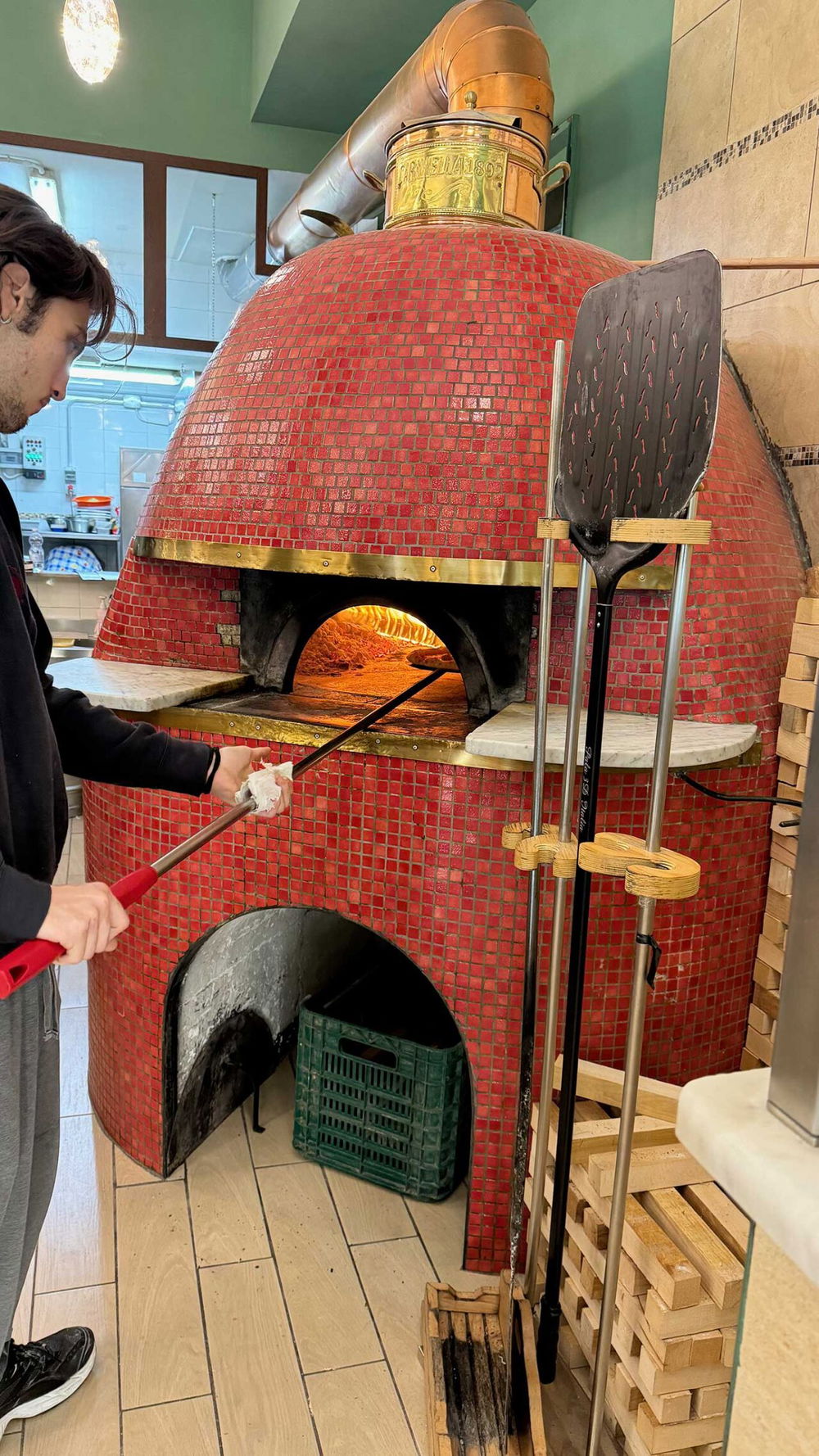 il forno della pizzeria Carmnella a Napoli