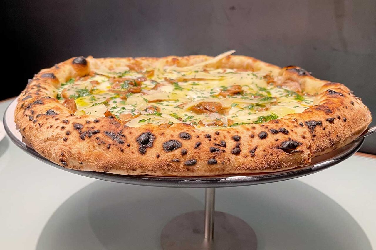 la pizza con i funghi porcini della pizzeria Confine a Milano