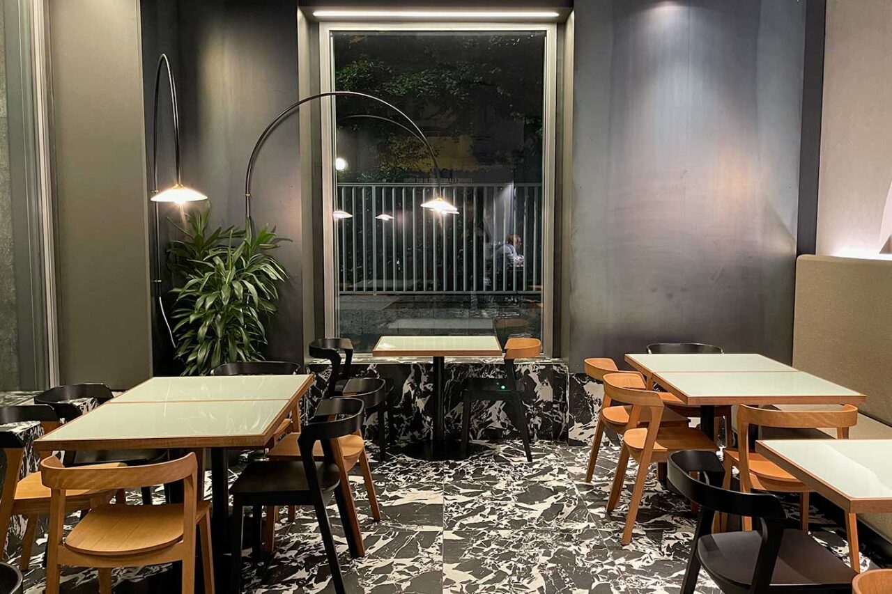 la sala della pizzeria Confine a Milano