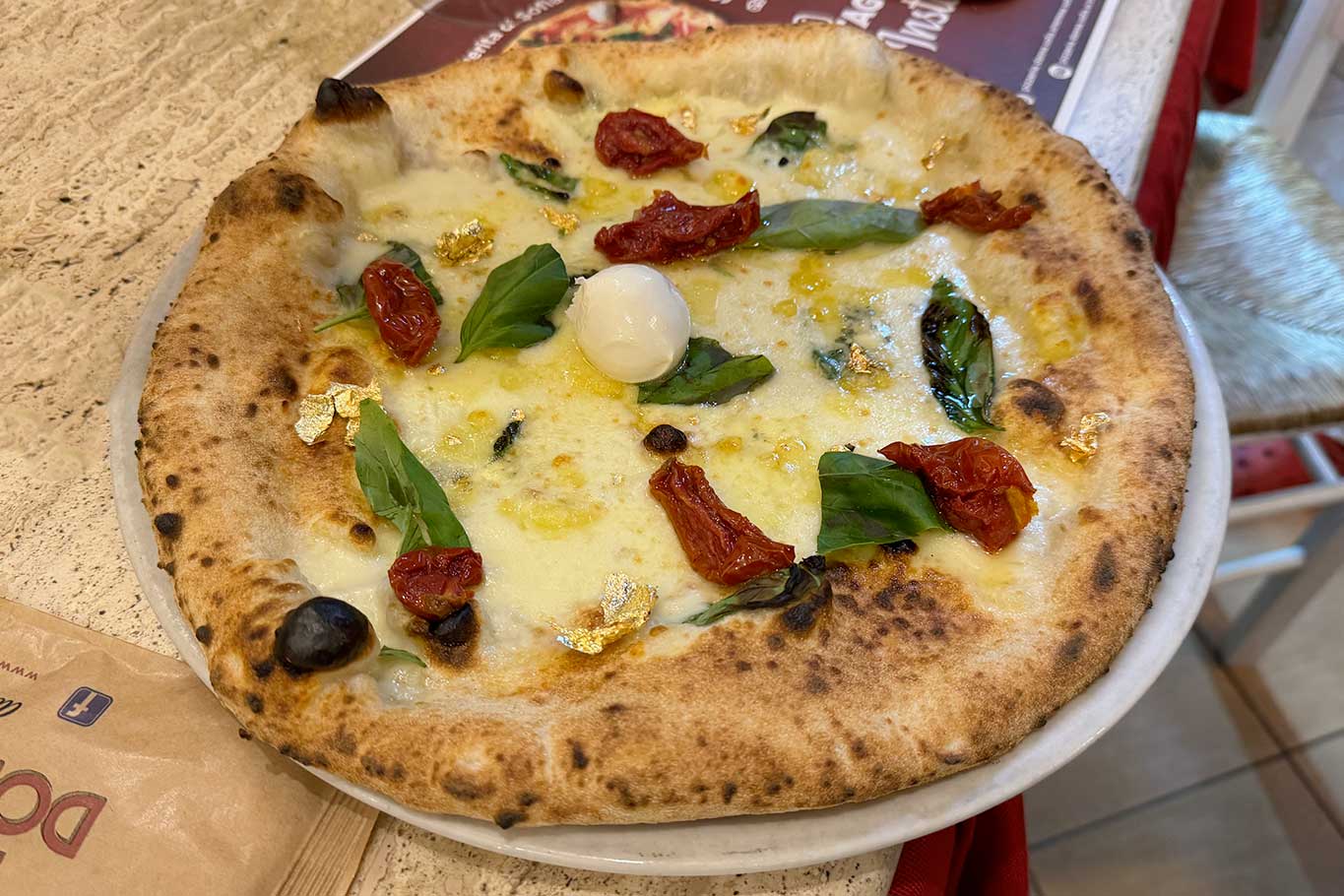 Donna Sofia, pizzeria a Napoli: oro sulla pizza quattro formaggi