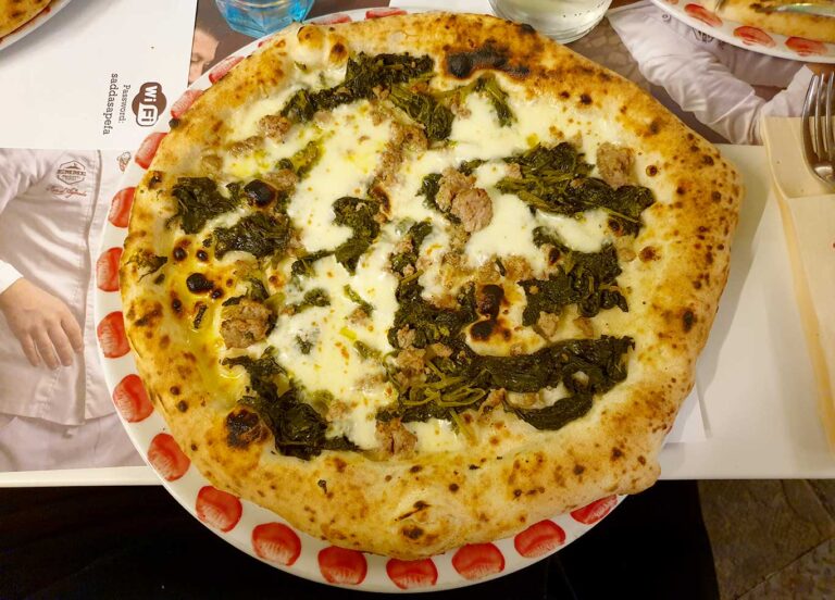 Porzio lungomare Napoli: pizza margherita buona ma a 7,50 €