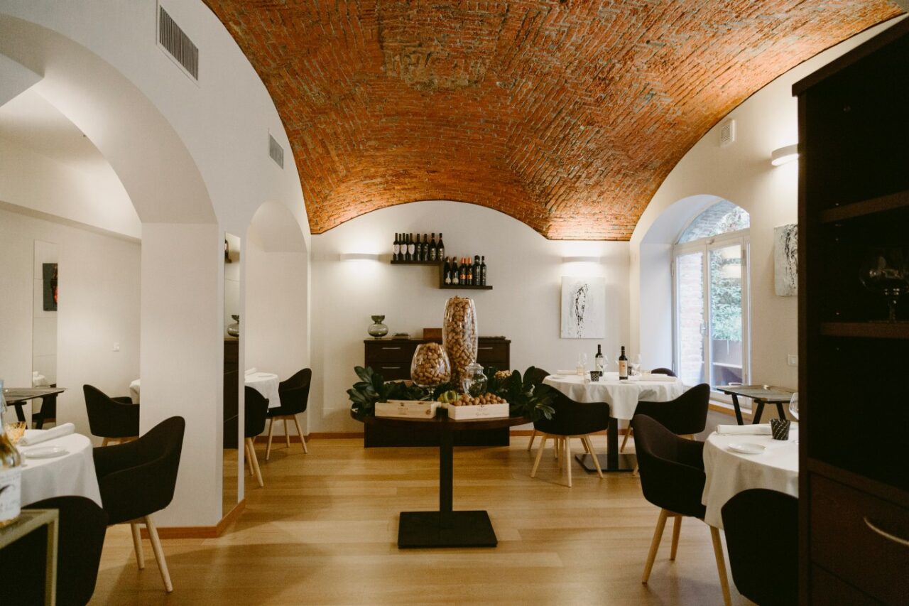 quadri bistrot ristorante milano design 2024