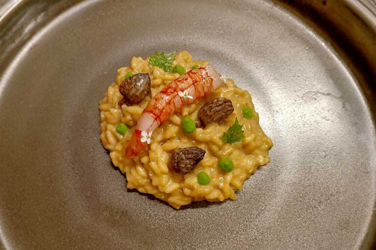 Risotto con gamberi rossi, spugnole e alliaria che sa di aglio