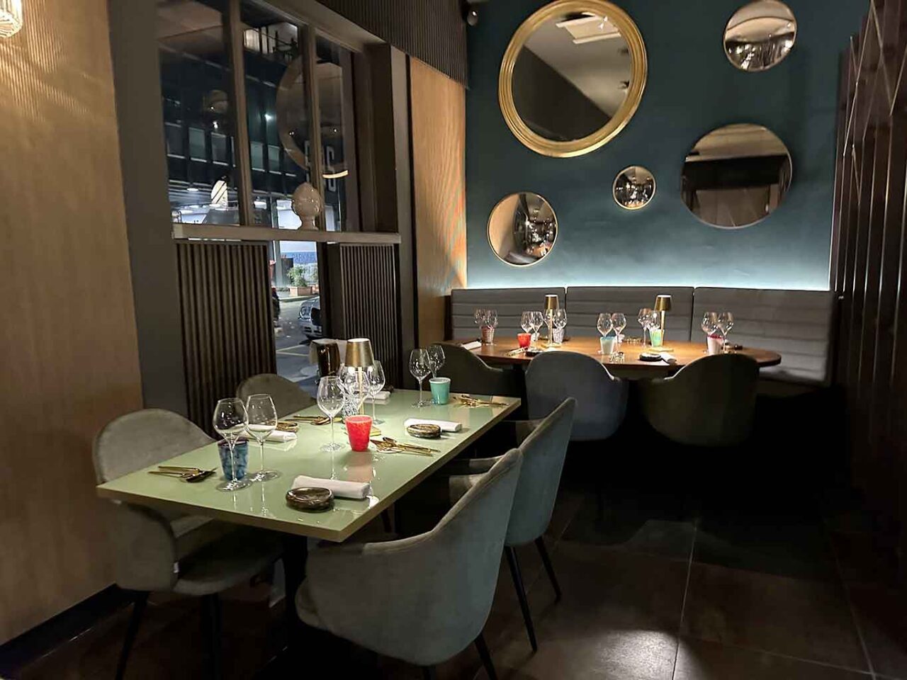 la sala del ristorante di pesce Les Vernissage a Milano