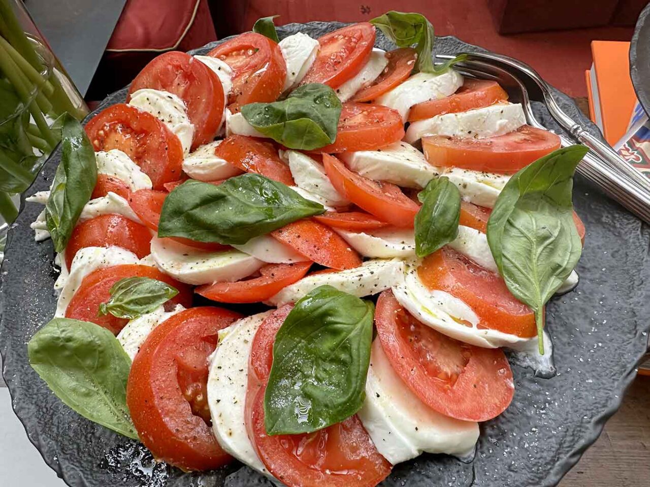 insalata caprese al brunch della domenica del The Doping Bar a Milano 