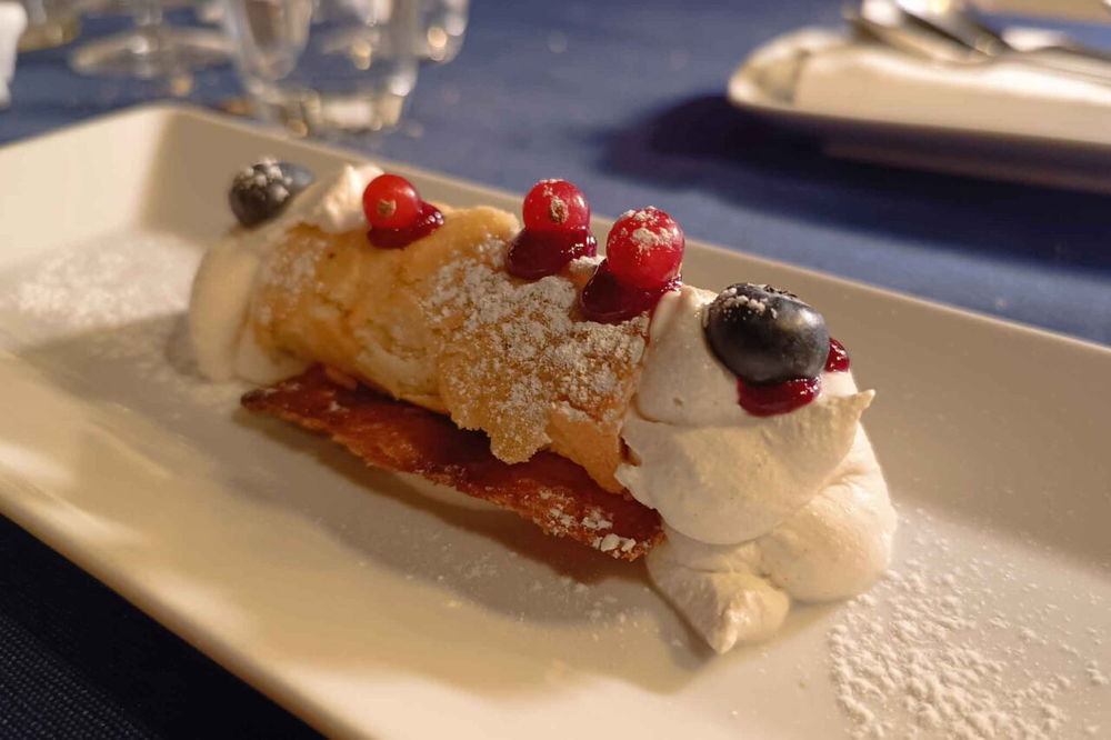 cannolo ricotta e frutti di bosco