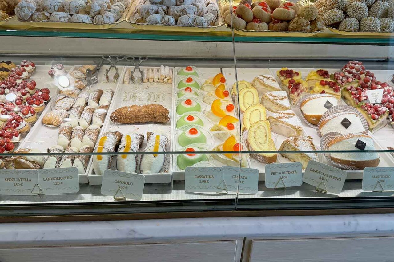 cannoli a Palermo: cannoli e cassate alla pasticceria Costa