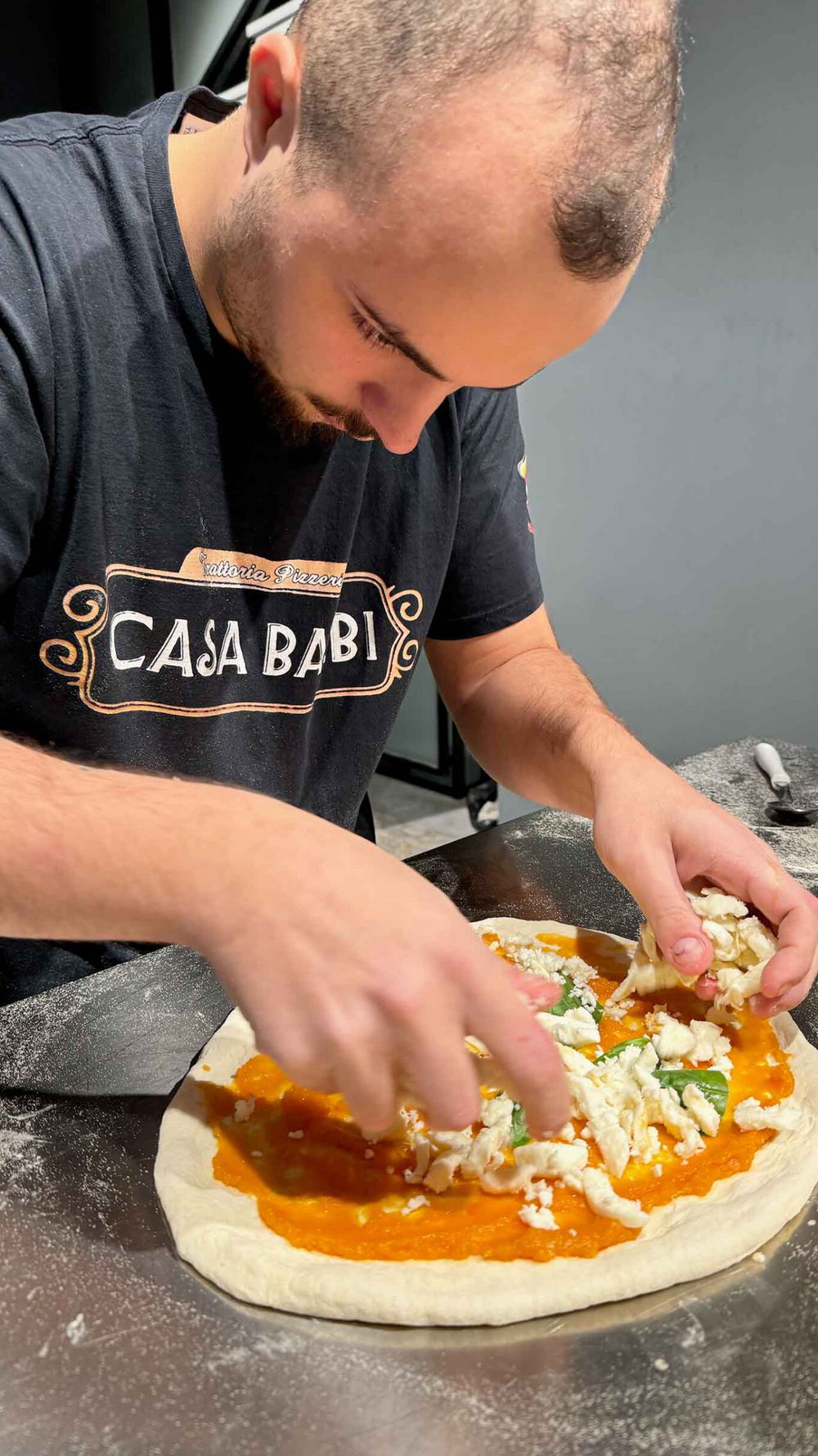 la preparazione della pizza Bunny della pizzeria Casa Balbi a Napoli